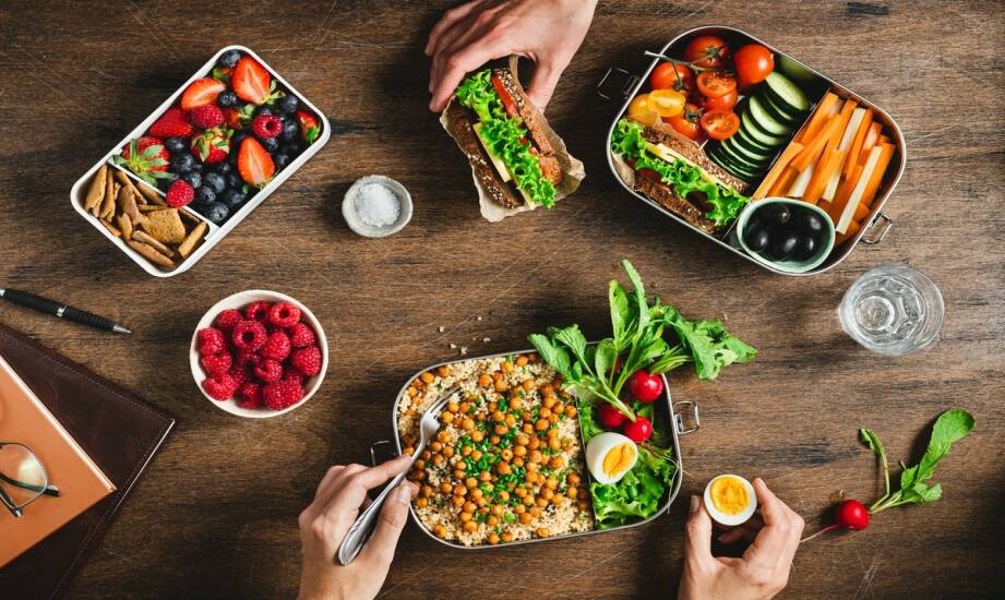 Catering dietetyczny — jak działa i czy warto korzystać z gotowych planów żywieniowych