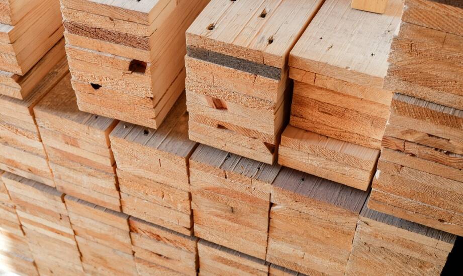 Skład drewna: jak wybierać materiały budowlane i stolarskie efektywnie