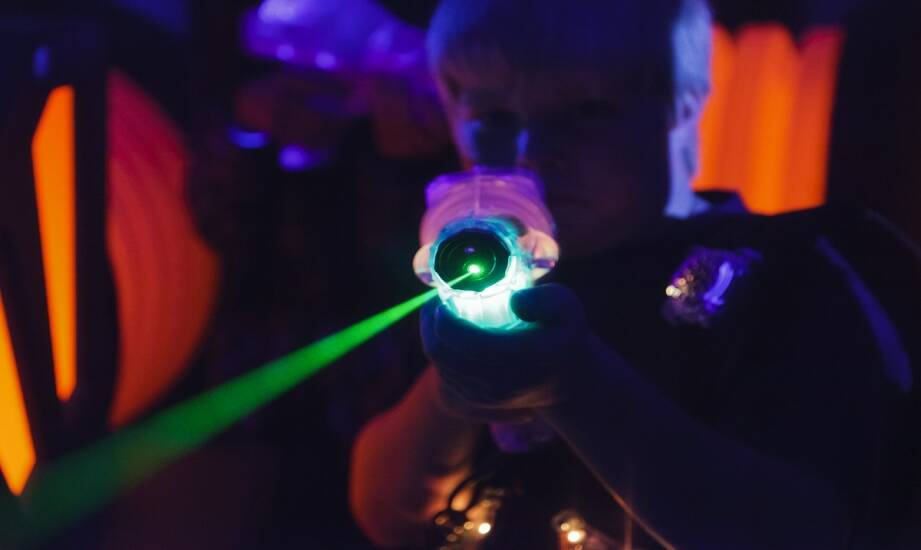 Paintball laserowy: pomysły na zabawę i wybór atrakcji dla grupy