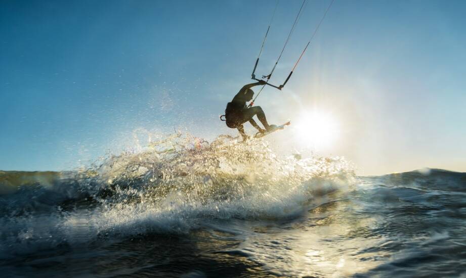 Kitesurfing od podstaw: jak rozpocząć przygodę i wybrać kurs