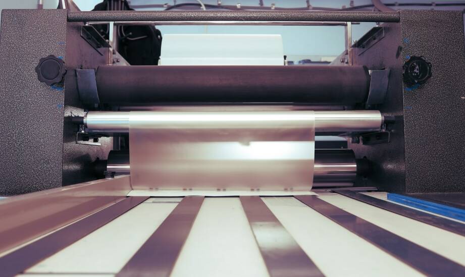 Sitodruk vs tampodruk i hot stamping: wybór technologii druku przemysłowego