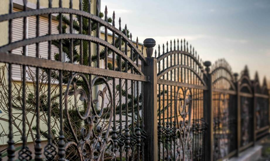 Bramy szybkobieżne — zalety, zastosowania i wybór najlepszego rozwiązania