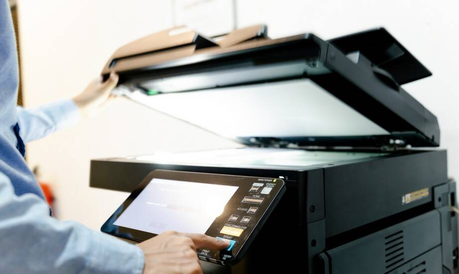 Drukarki wielkoformatowe: przegląd technologii i zastosowań dla firm