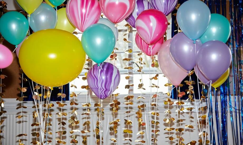 Dekoracje z balonów napełnianych helem — pomysły i zastosowania na przyjęcia