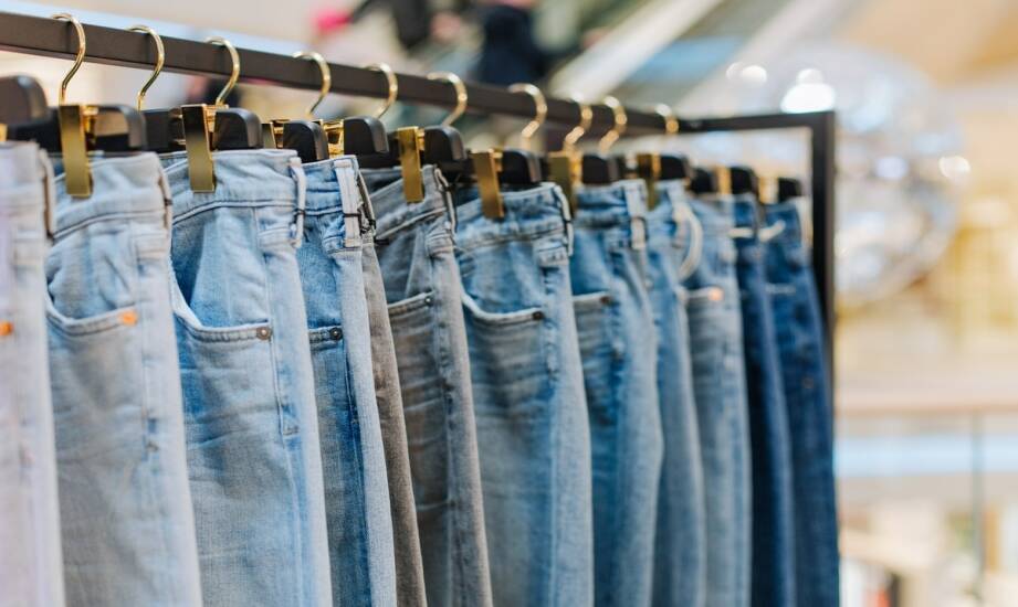 Trendy odzieży dżinsowej: co warto wiedzieć przed zakupem online