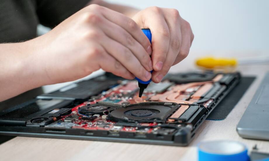 Naprawa laptopów — jak rozpoznać usterkę i pierwsze kroki przed serwisem