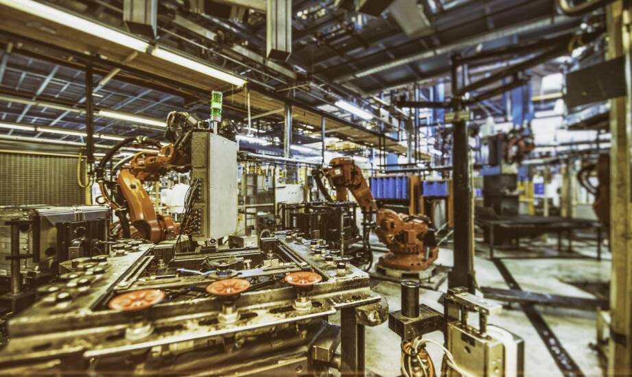 Automatyzacja produkcji: jak roboty przemysłowe zmieniają fabryki dziś