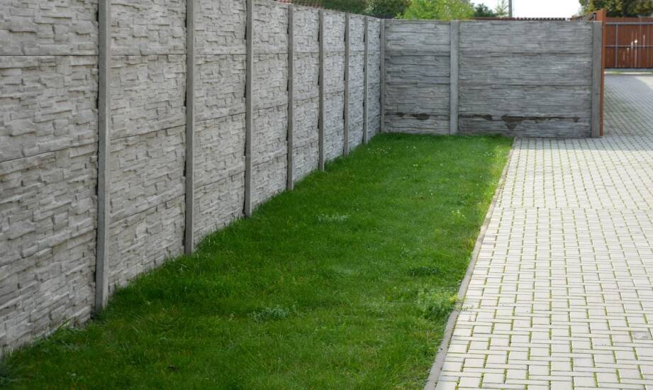 Montaż ogrodzeń betonowych — co warto wiedzieć przed wyborem