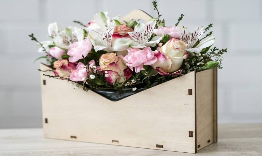 Boxy z kwiatami — pomysły i stylizacje na prezent i dekorację mieszkania