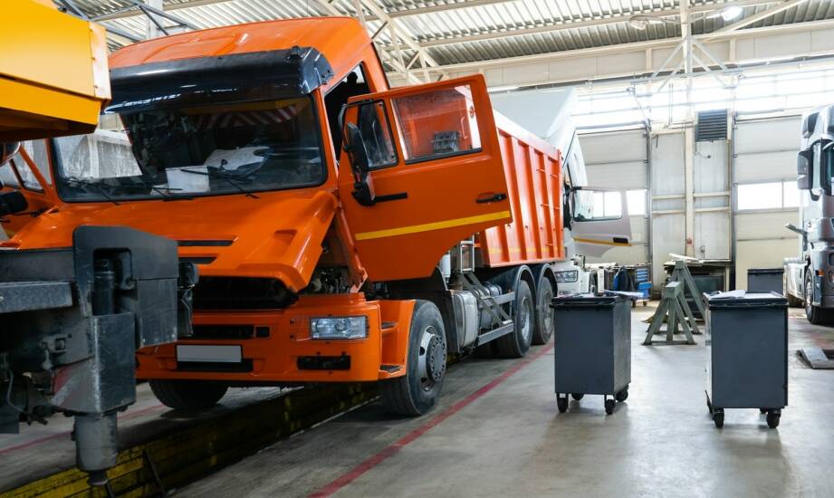 Transport materiałów sypkich i stałych — co warto wiedzieć przed wyborem usług