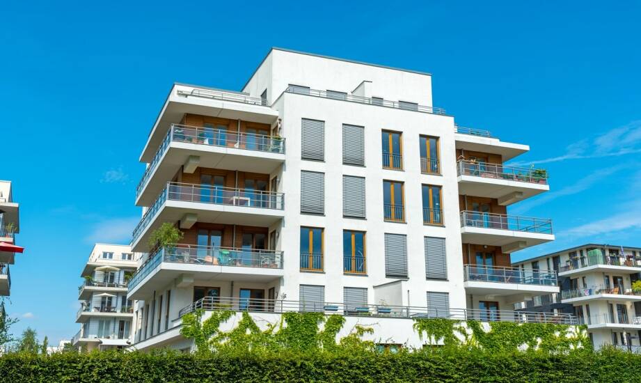 Apartamenty nad morzem blisko plaży — jak wybrać najlepszą ofertę