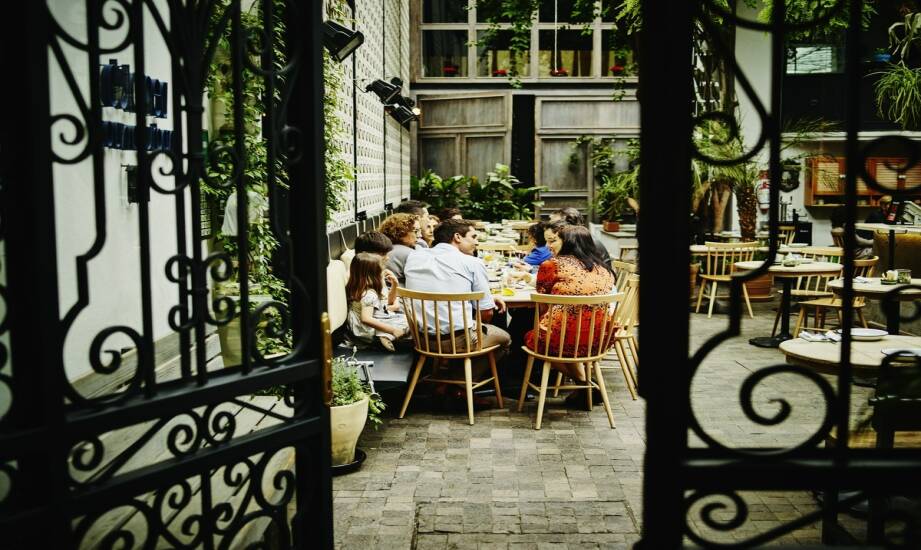 Restauracje poza miastem: pomysły na wyjście i kulinarne odkrycia