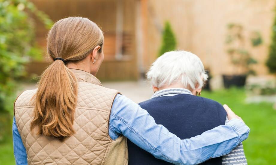 Opieka senioralna: co warto wiedzieć przed wyborem domu dla osób starszych