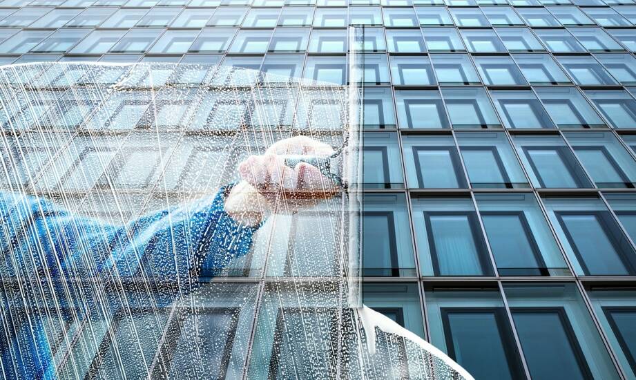 Czyszczenie elewacji szklanych: skuteczne metody i najlepsze praktyki