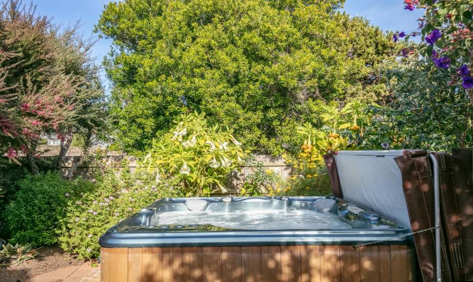 Relaks w ogrodzie: jak wybrać idealny hot tub do domu