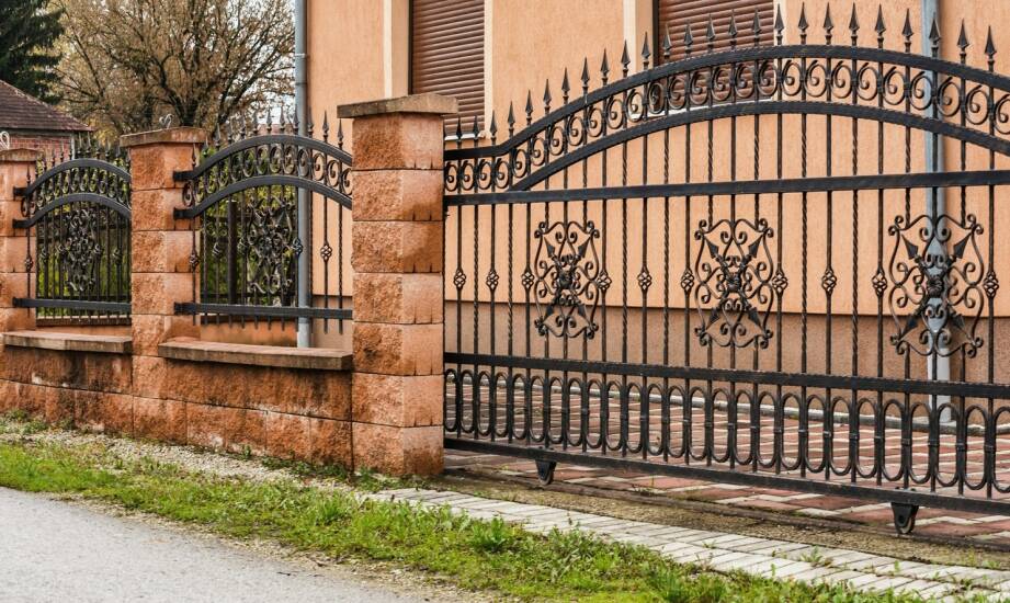 Bramy wjazdowe: porównanie typów, materiałów i kosztów instalacji