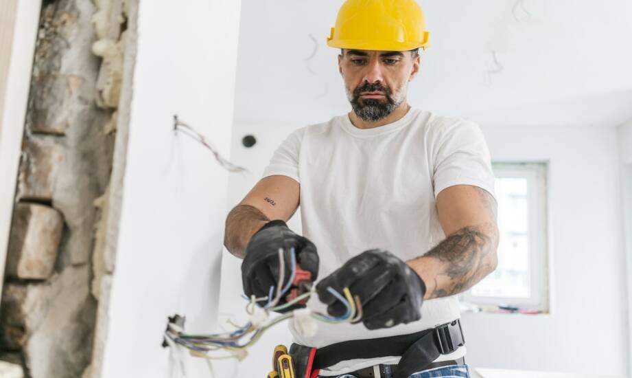 Instalacje elektryczne — co warto wiedzieć przed wyborem wykonawcy