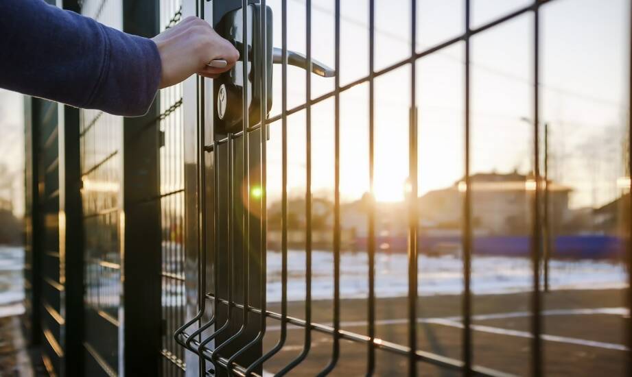 Napędy do bram i urządzeń — co warto wiedzieć przed zakupem