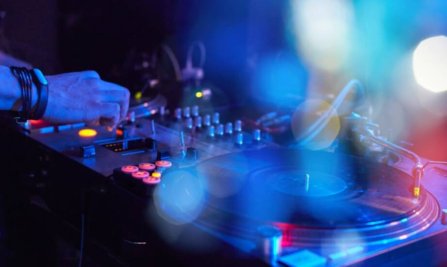 Sprawdzony DJ na wesele — jak wybrać idealną oprawę muzyczną ceremonii