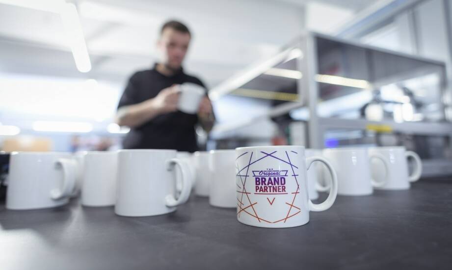 Kubki reklamowe z logo: jak wybrać i wykorzystać je w kampaniach marki