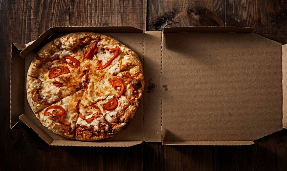 Opakowania do pizzy: jak wybrać karton przyjazny dla produktu i środowiska