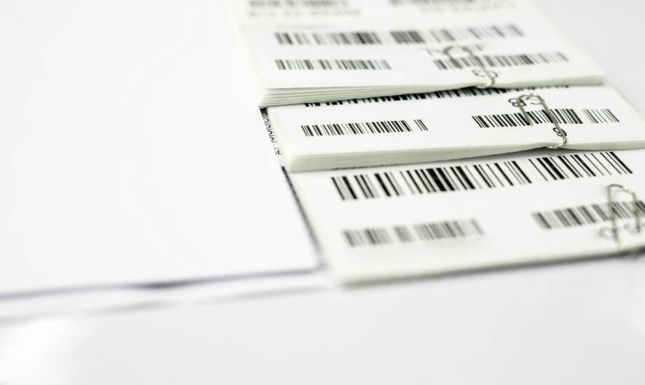 Etykiety samoprzylepne: wybór, zastosowania i korzyści dla firm
