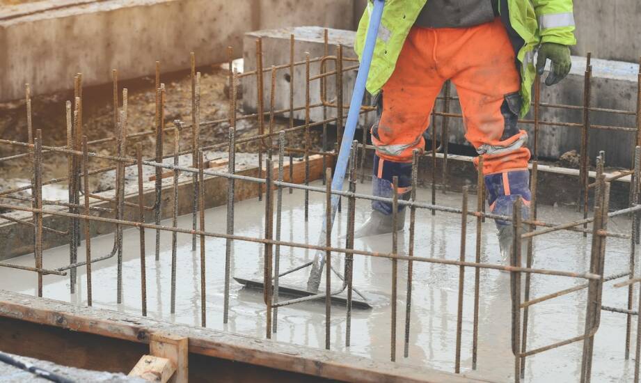 Beton pod kostkę: wybór, zalety i zastosowania przy pracach brukarskich