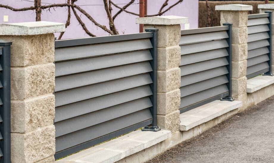 Ogrodzenia betonowo-metalowe — pomysły i korzyści wyboru materiałów