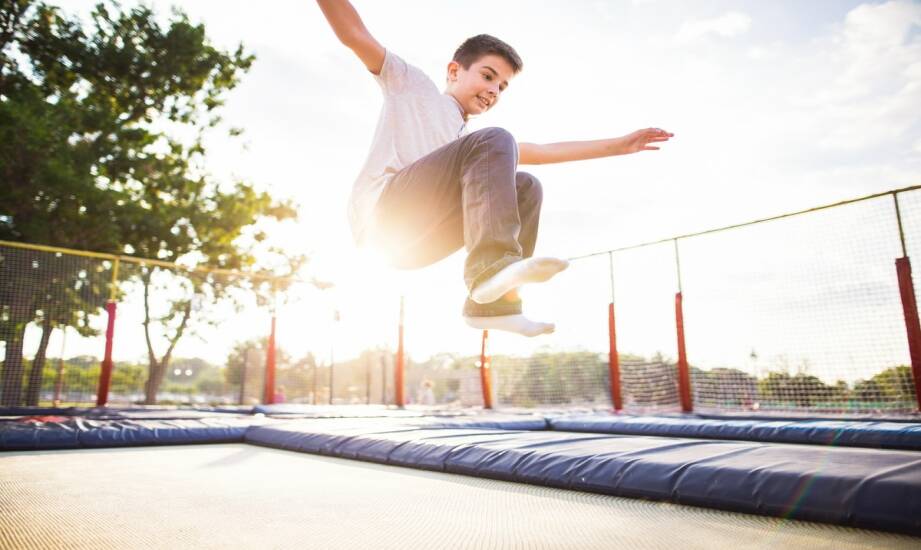 Trampoliny — jak wybrać najlepszą opcję do zabawy i ćwiczeń