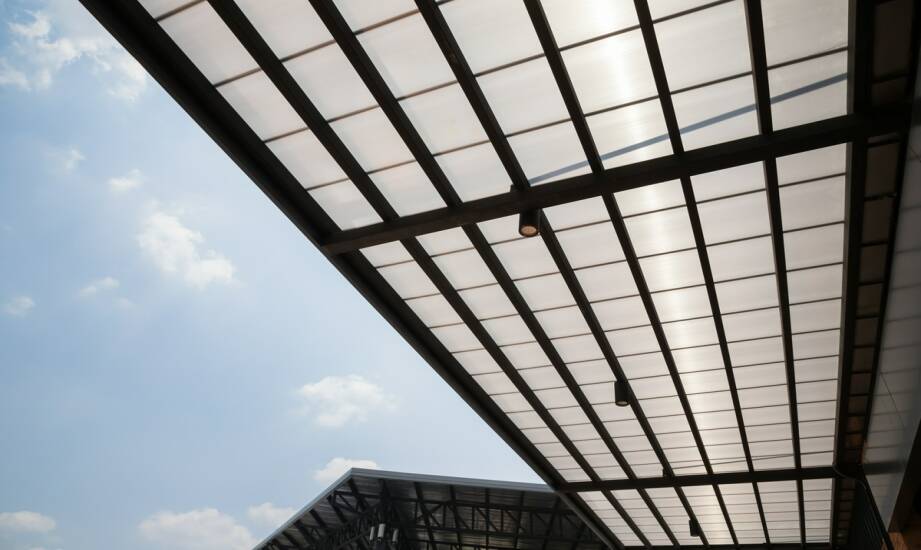 Markizy solarne: osłona przeciwsłoneczna z napędem słonecznym