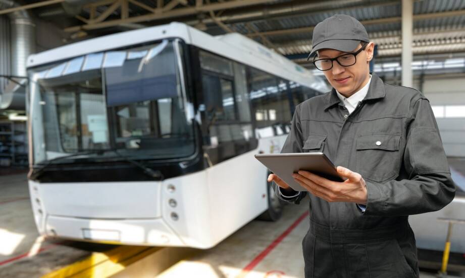 Aplikacje do zarządzania transportem pracowników — kluczowe funkcje i korzyści
