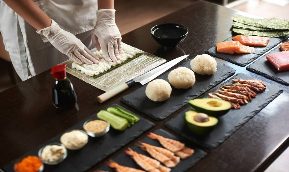 Kurs sushi: podstawy przygotowania i techniki rolowania dla początkujących