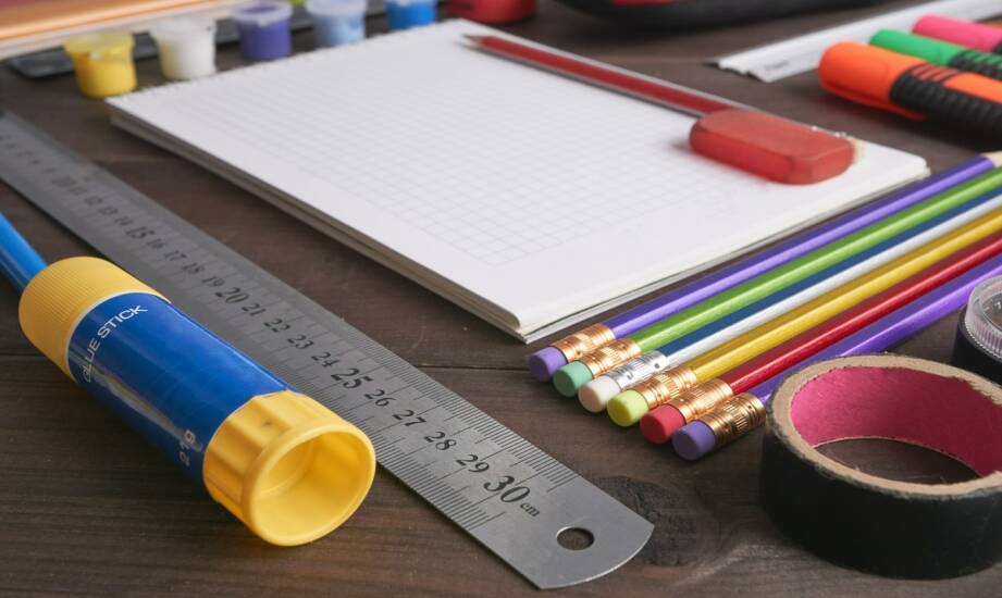 Praktyczne przybory matematyczne: co warto mieć w szkolnej i domowej pracowni
