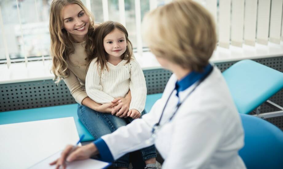 Pediatria w domu: kiedy warto rozważyć wizytę pediatry poza przychodnią