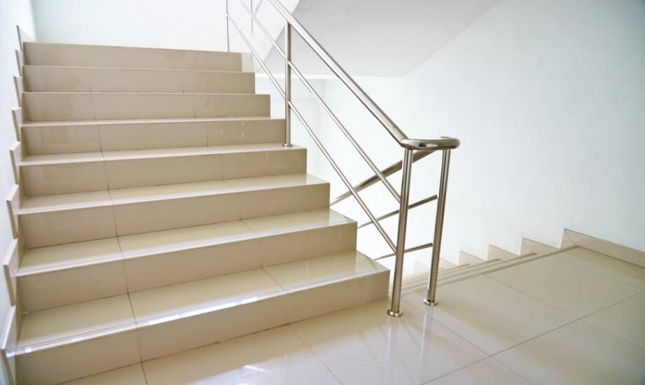 Balustrady i schody ze stali nierdzewnej — trwałość, bezpieczeństwo, wybór
