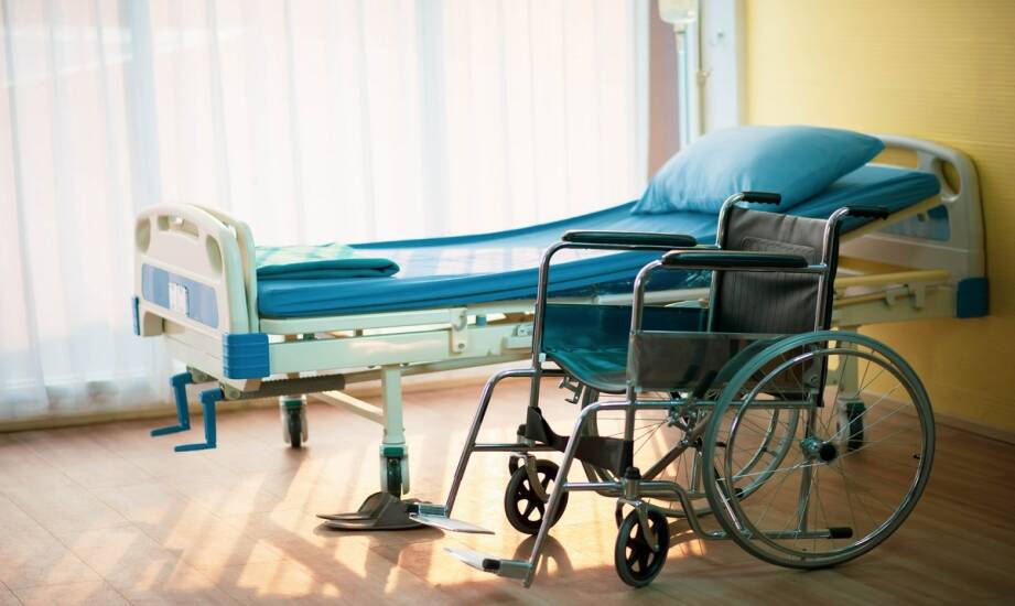 Sprzęt rehabilitacyjny: jak wybrać łóżko i wózek dla pacjenta