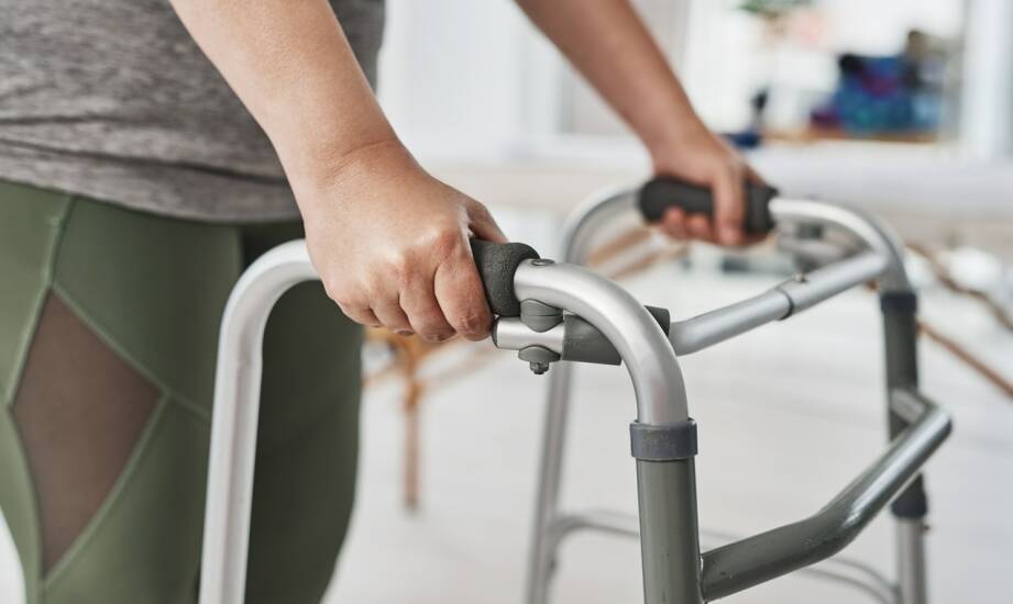 Sprzęt rehabilitacyjny: co wybrać na początek opieki domowej