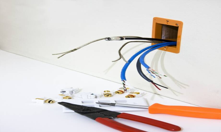 Osprzęt elektroinstalacyjny: jak wybrać gniazda i łączniki do wnętrza