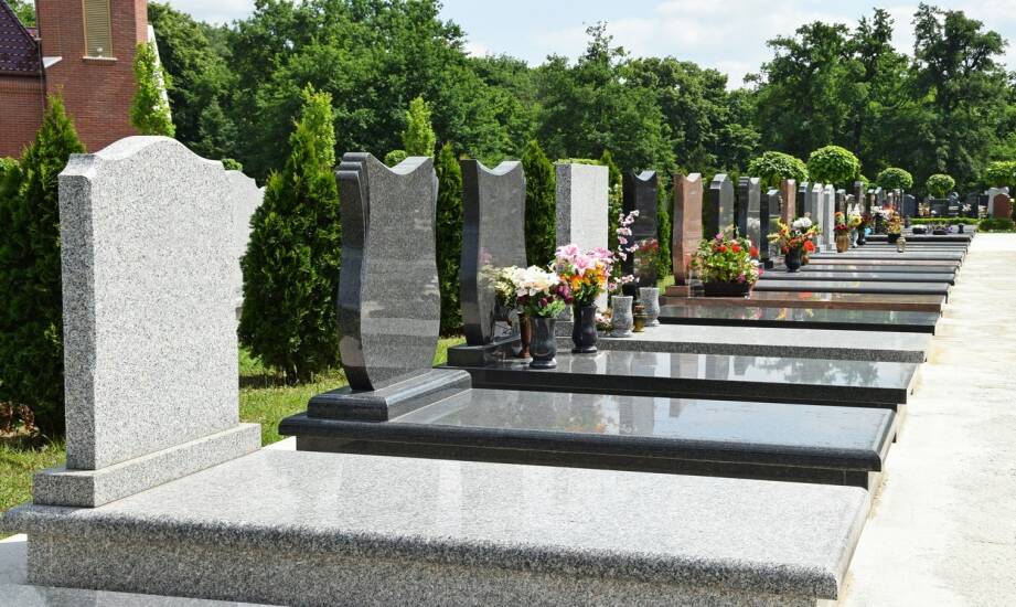 Nagrobki i pomniki: przewodnik po wyborze stylu i materiałów pamięci