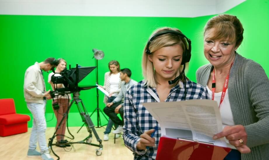 Lektor zagraniczny — jak wybrać idealny głos do materiałów multimedialnych