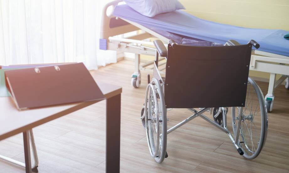 Sprzęt rehabilitacyjny — jak wybrać łóżko i wózek dla pacjenta