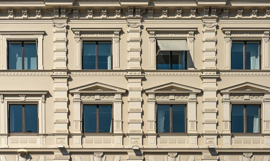Pilasy elewacyjne: stylowe rozwiązania podkreślające fasadę budynku