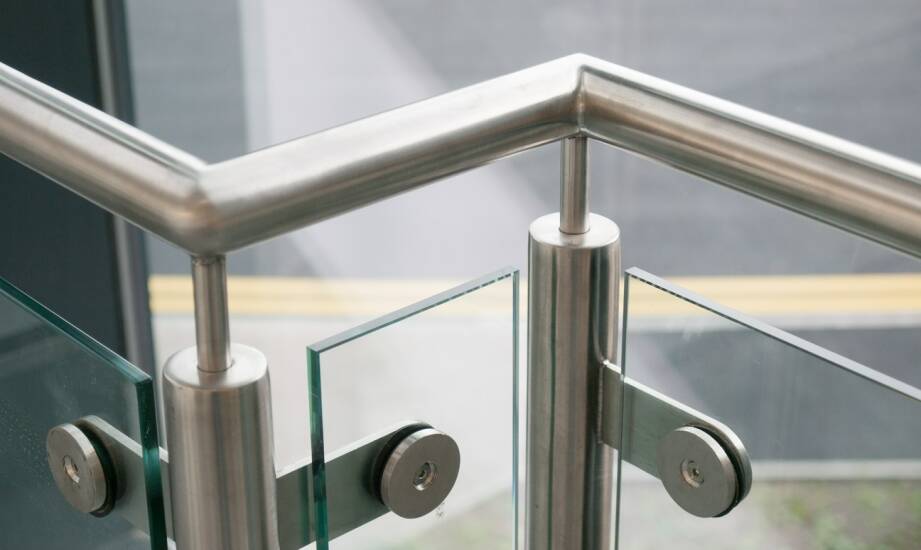 Balustrady nierdzewne: stylowe rozwiązania dla bezpiecznych przestrzeni