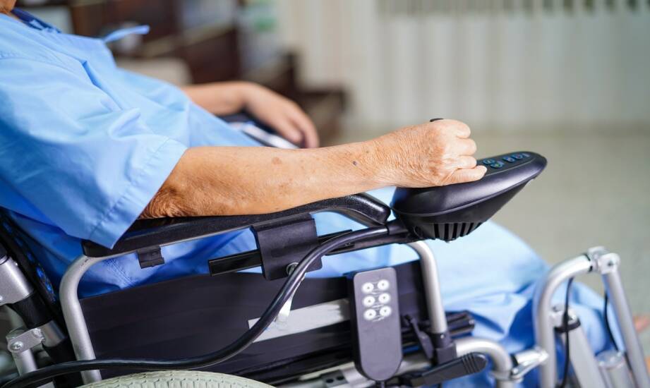 Sprzęt rehabilitacyjny i opieka: jak wybrać niezbędne urządzenia