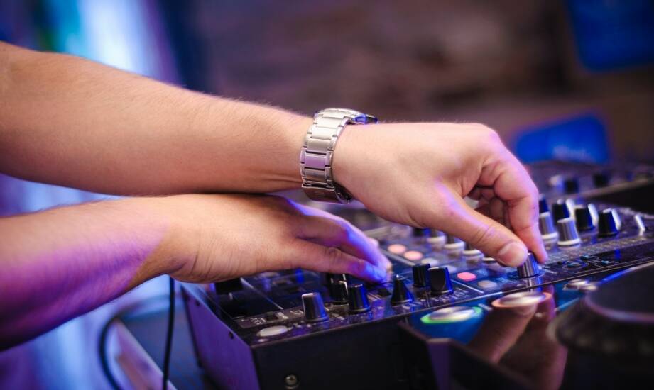 Dj na wesele: jak wybrać oprawę muzyczną gwarantującą zabawę
