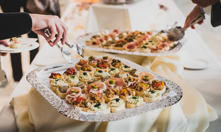 Catering w Milanówku – jak wybrać firmę na imprezę okolicznościową?