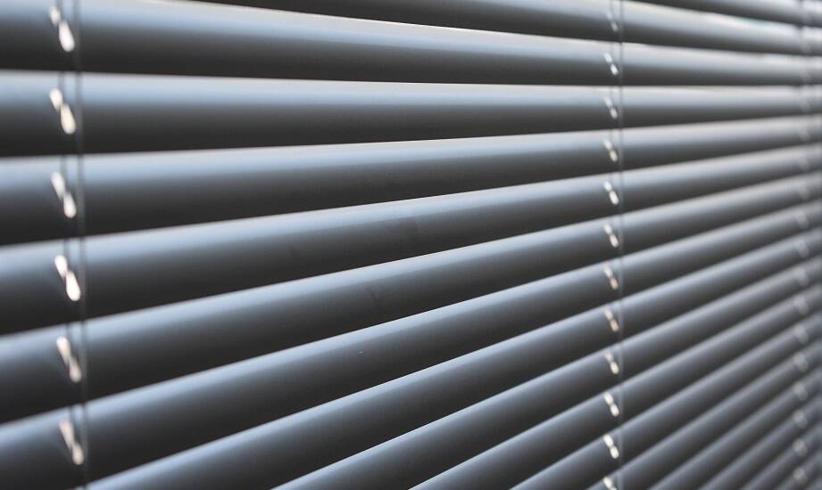 Jak szerokość lamelek i kolor wpływają na odbiór światła w łódzkim mieszkaniu