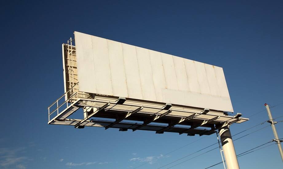 Dobór konstrukcji nośnej pod baner lub billboard w kampanii zewnętrznej