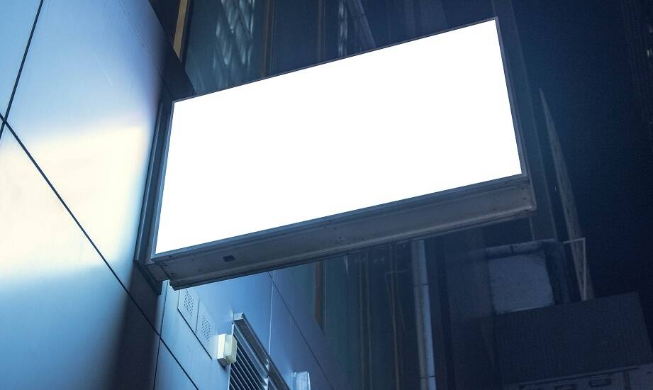 Dlaczego projekt podświetlanego nośnika działa inaczej niż zwykły plakat miejski