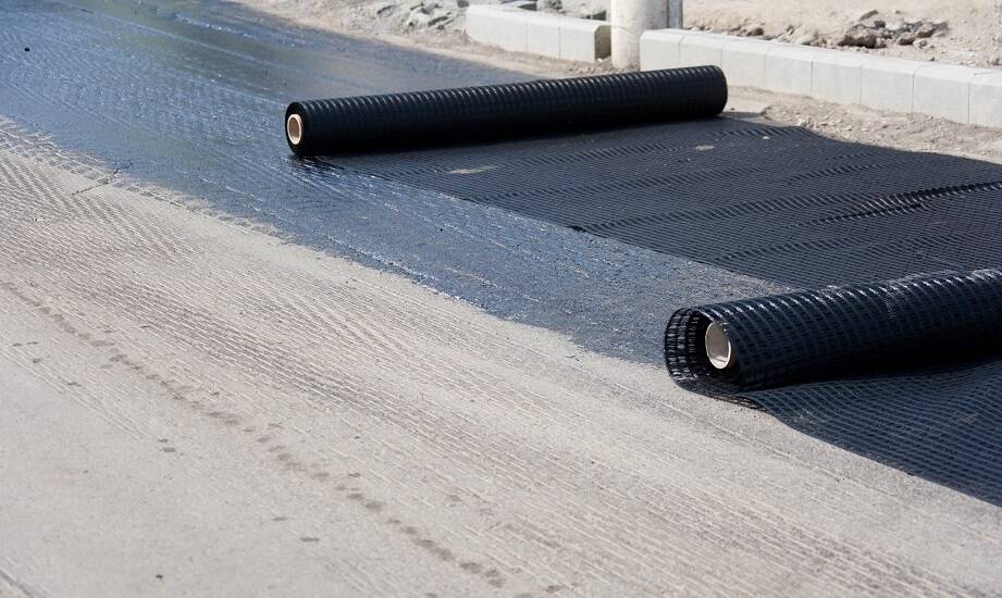 PVC, guma czy kompozyt — jak materiał maty zmienia logistykę i ślady na podłożu